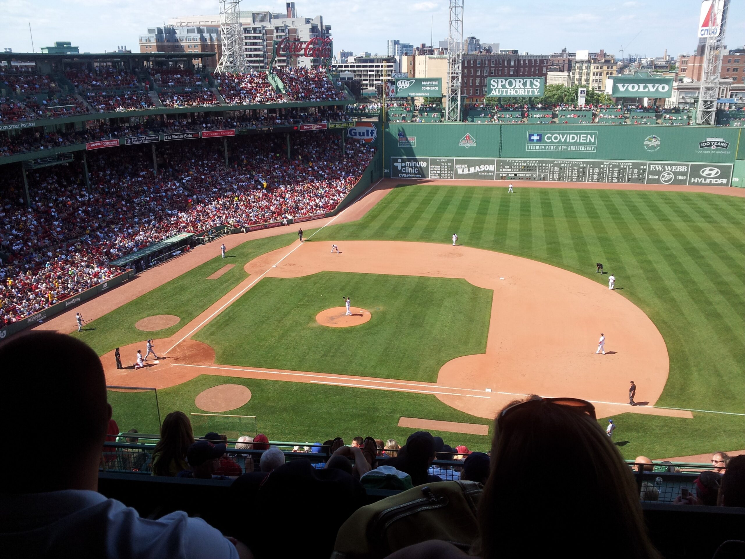 在一垒边的看台上俯瞰美国职业棒球大联盟的钻石球场。