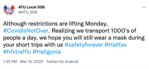 2022年3月16日，代表哈利法克斯运输工人的工会在推特上要求人们继续戴口罩。
