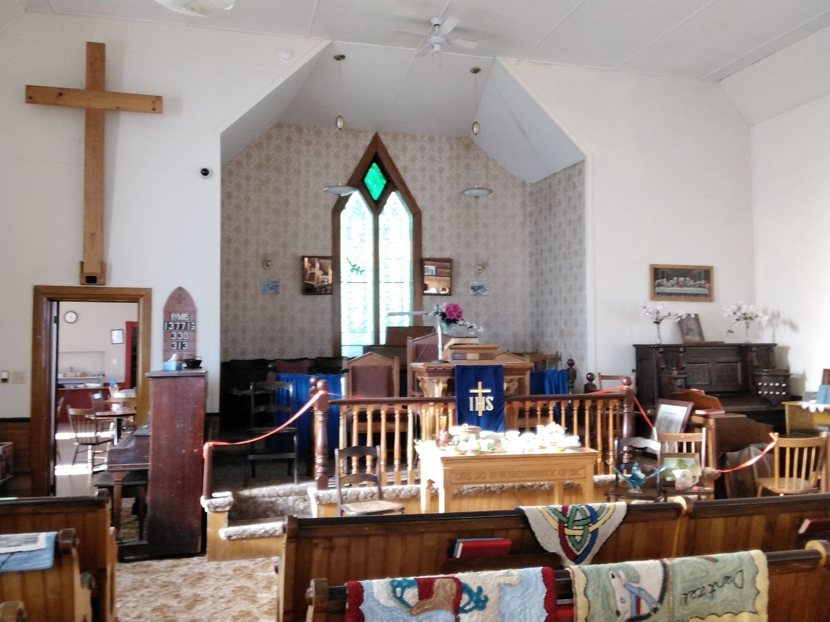 一座古老教堂的圣所，里面有木制的长凳和祭坛