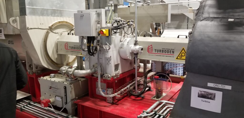 这张照片展示了位于特鲁罗农业校区的达尔豪西大学生物质能工厂内的一些设备和机器。照片了。