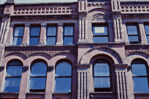 19世纪建筑的石头立面，带有拱形窗户