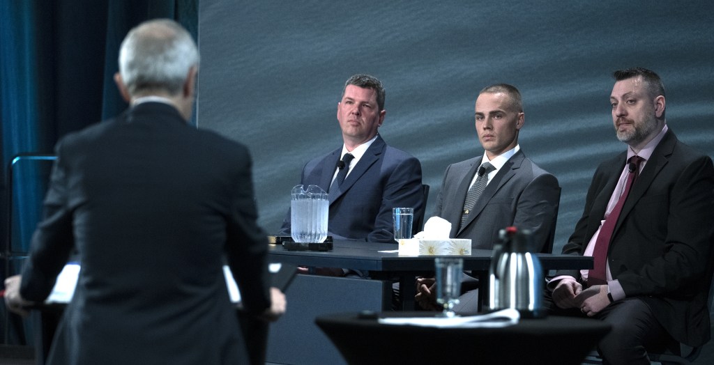 三名男子被审问