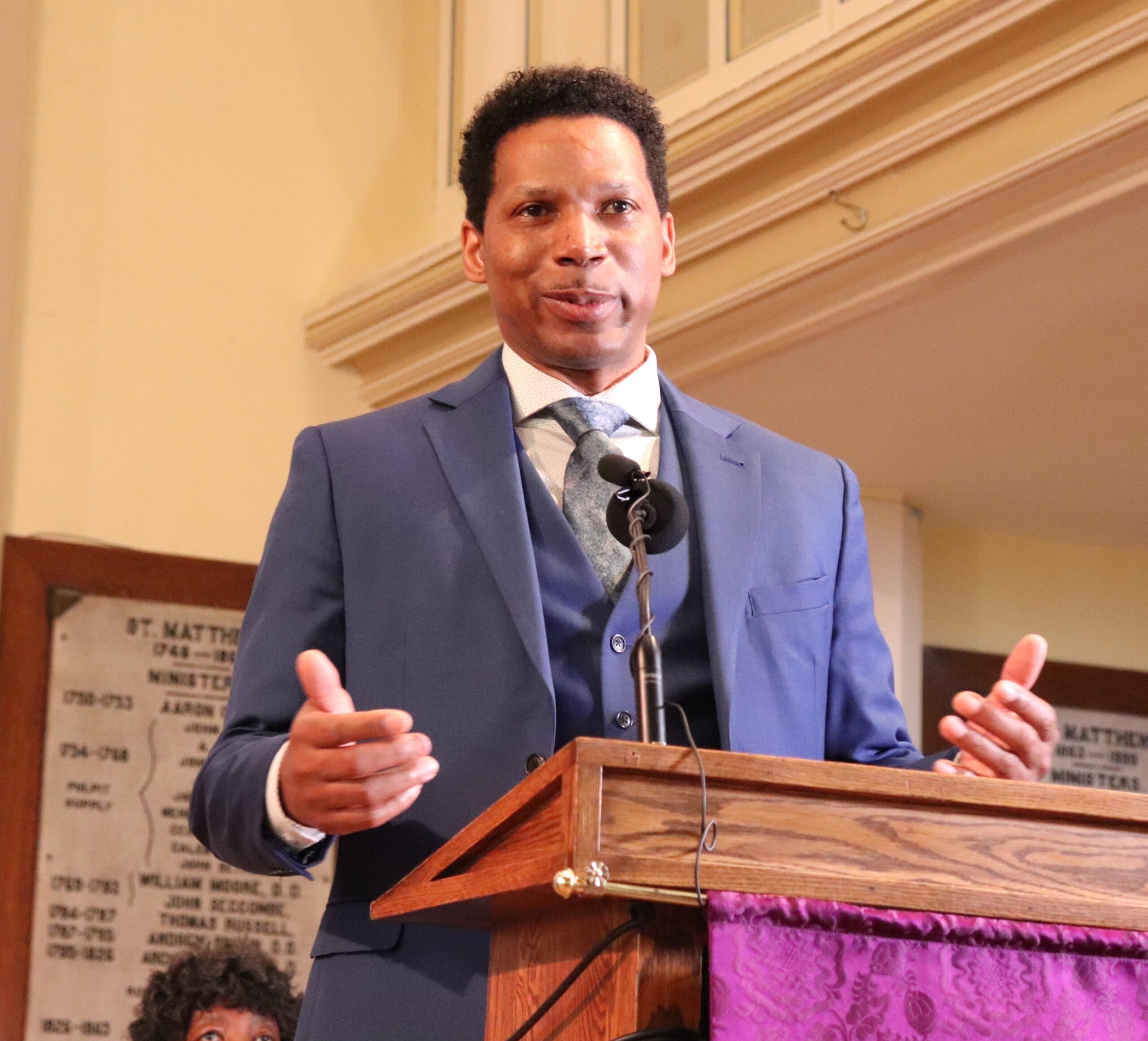 海军西装的黑人从教堂讲台上讲话。