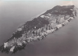 这是一张黑白航拍照片，拍摄的是芬迪湾一个有着高高的悬崖的岛屿
