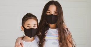 两个留着棕色长发、戴着黑色口罩的年轻女孩