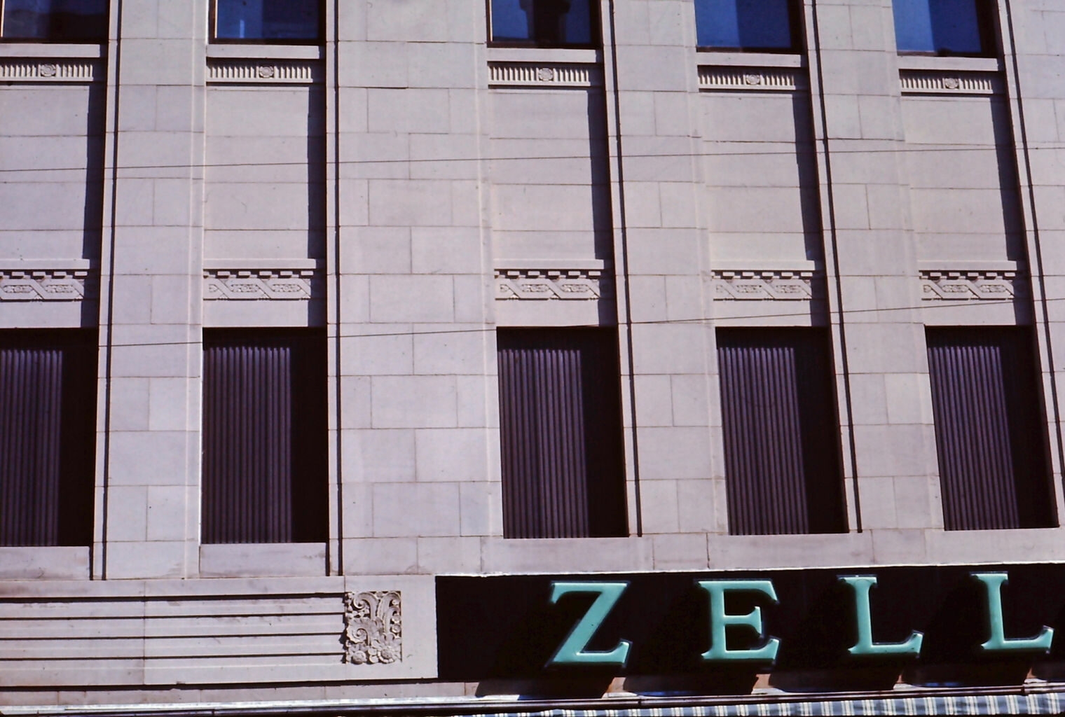 1939年的装饰艺术建筑，部分泽勒斯标志可见