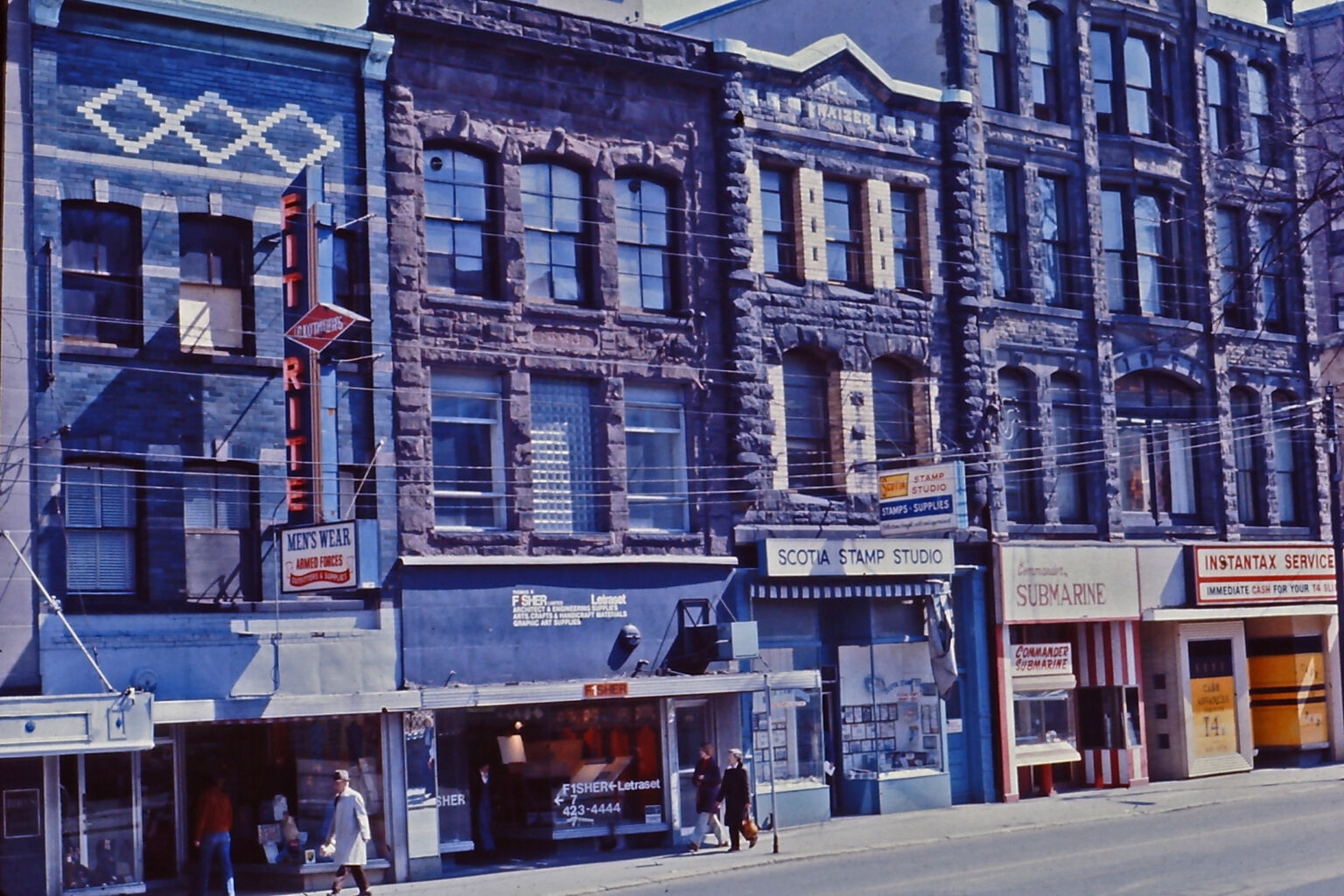 古老的石头建筑，底层有单调的零售店面。