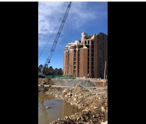 正在被拆除的圆形红砖公寓楼