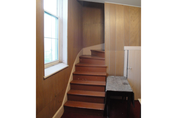 一座旧的楼梯井沿着前教堂的墙蜿蜒而行。