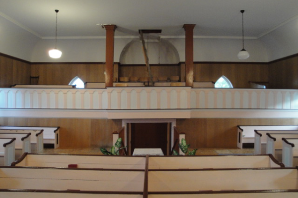 俯瞰圣所的旧教堂阳台