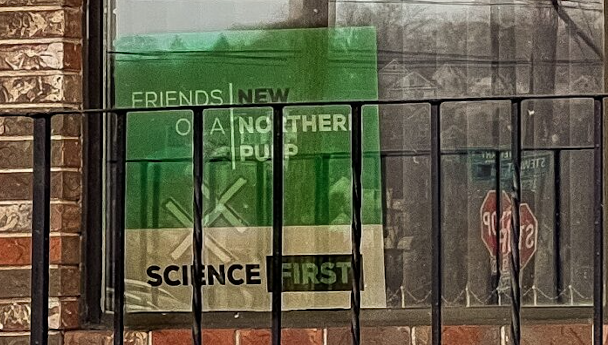 办公室窗户上的标志