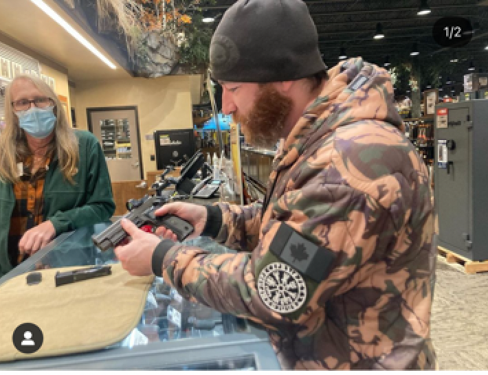 一个拿着枪的男人