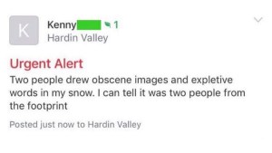 网上有一个帖子，上面写着“紧急警告:两个人在我的雪地上画了淫秽图片和脏话。”我可以从脚印看出是不是两个人。”