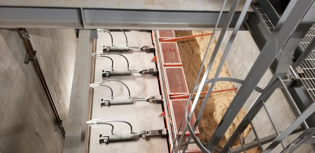 这张照片显示的是在达尔豪斯大学生物能源工厂内其他设备右侧的一个箱子里的生物质(锯末或木屑)。照片了。