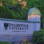 达尔豪斯大学的石头和铜制入口标志