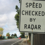 路标警告“雷达检查车速”