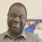 一个黑人在世界地图前微笑