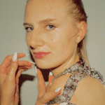 一个白色的女人，一头光滑的金发，顶着珠饰