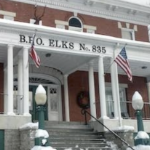 麋鹿队835号红砖建筑外，白色柱子上插着美国国旗