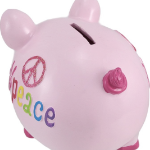 一个粉红色的圆形储蓄罐，侧面写着“和平”