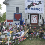 在Portapique教堂用鲜花和标语组成的临时纪念碑