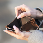 一个白人妇女的手打开一个棕色的空钱包