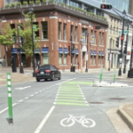 穿过繁忙十字路口的自行车道