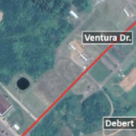 乡村的航拍照片，上面有一条红线表示路线