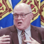 罗伯特·斯特朗博士在COVID通报会上说