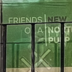 办公室窗户上的绿色标志