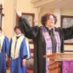 一位黑人女牧师领导着她的会众