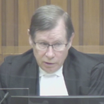 一位年轻的男法官在法庭上