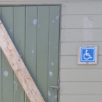 公园里的公共厕所，门上钉着一块木板