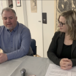 一个白人和一名白人妇女在桌上谈话