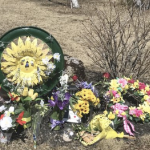 一个纪念馆与鲜花和卡片在草地上