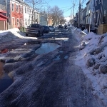 被冰层覆盖的人行道。