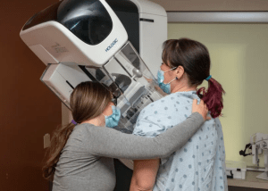 放射科医生帮助一位妇女做乳房x光检查