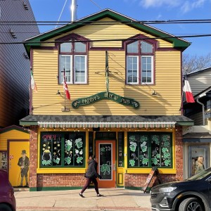 白天从人行道上看到的酒吧。为了庆祝圣帕特里克节，它用绿色装饰装饰起来