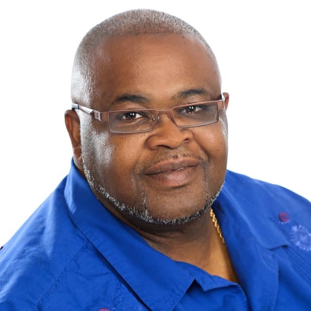 戴眼镜，穿蓝衬衫的黑人