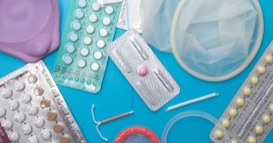 这张彩色照片展示了各种避孕方法，包括避孕套、避孕药和宫内节育器