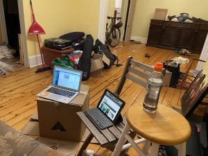 搬家时，客厅里到处都是包装盒、垃圾和其他杂物。两台电脑放在纸板箱和椅子上，让我在上面写字。