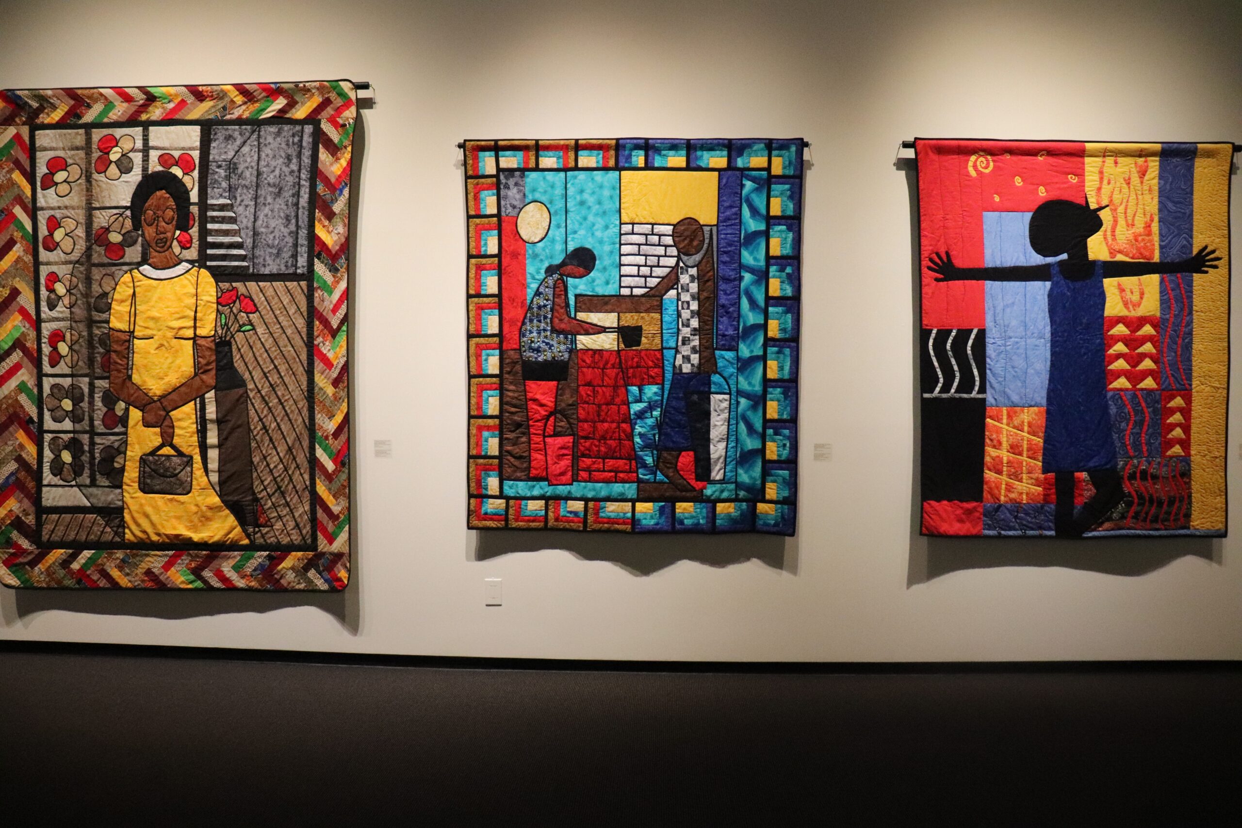 挂在画廊墙上的被子