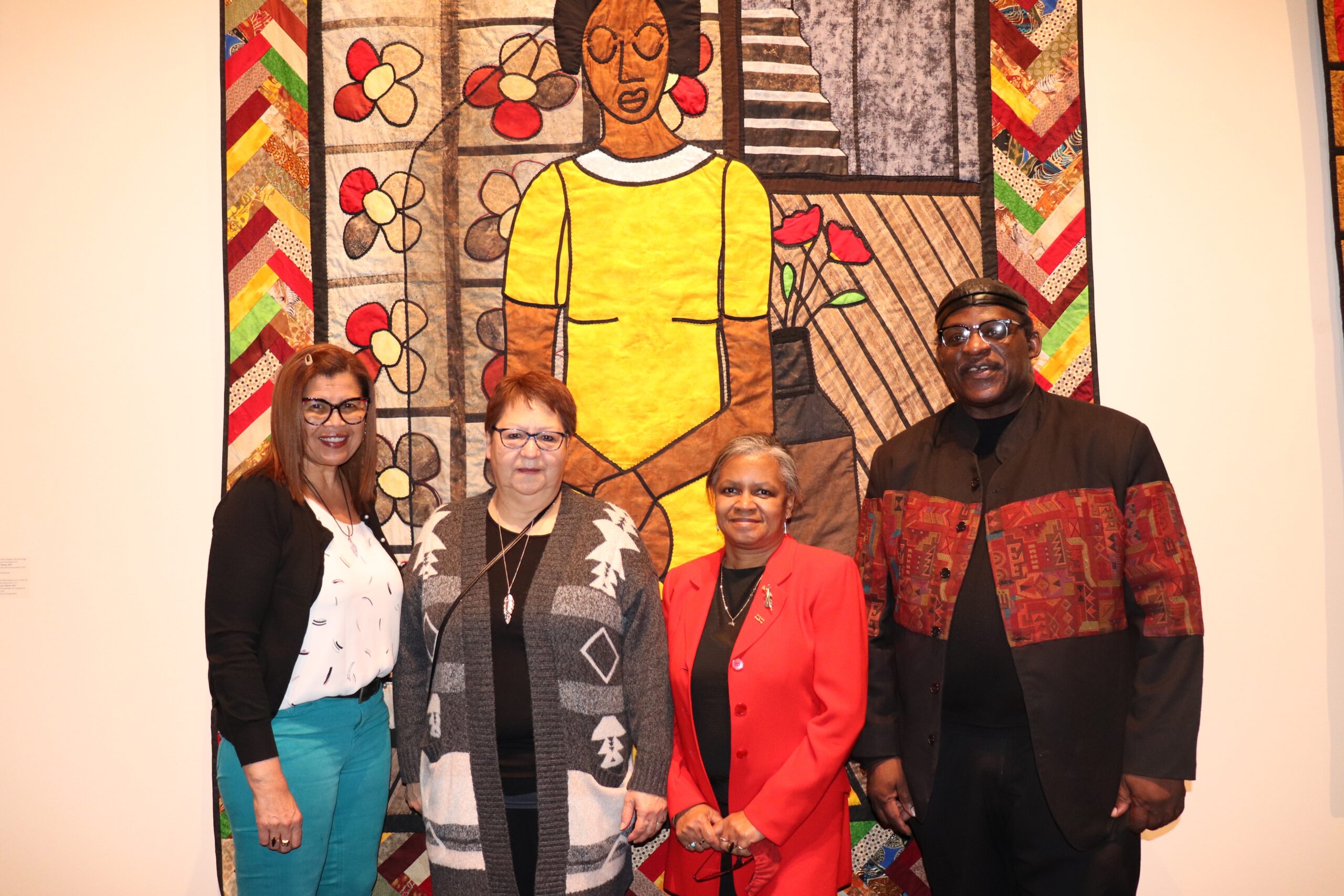 四名黑人女士和一名黑人男子在非洲新斯科舍被子前摆姿势。