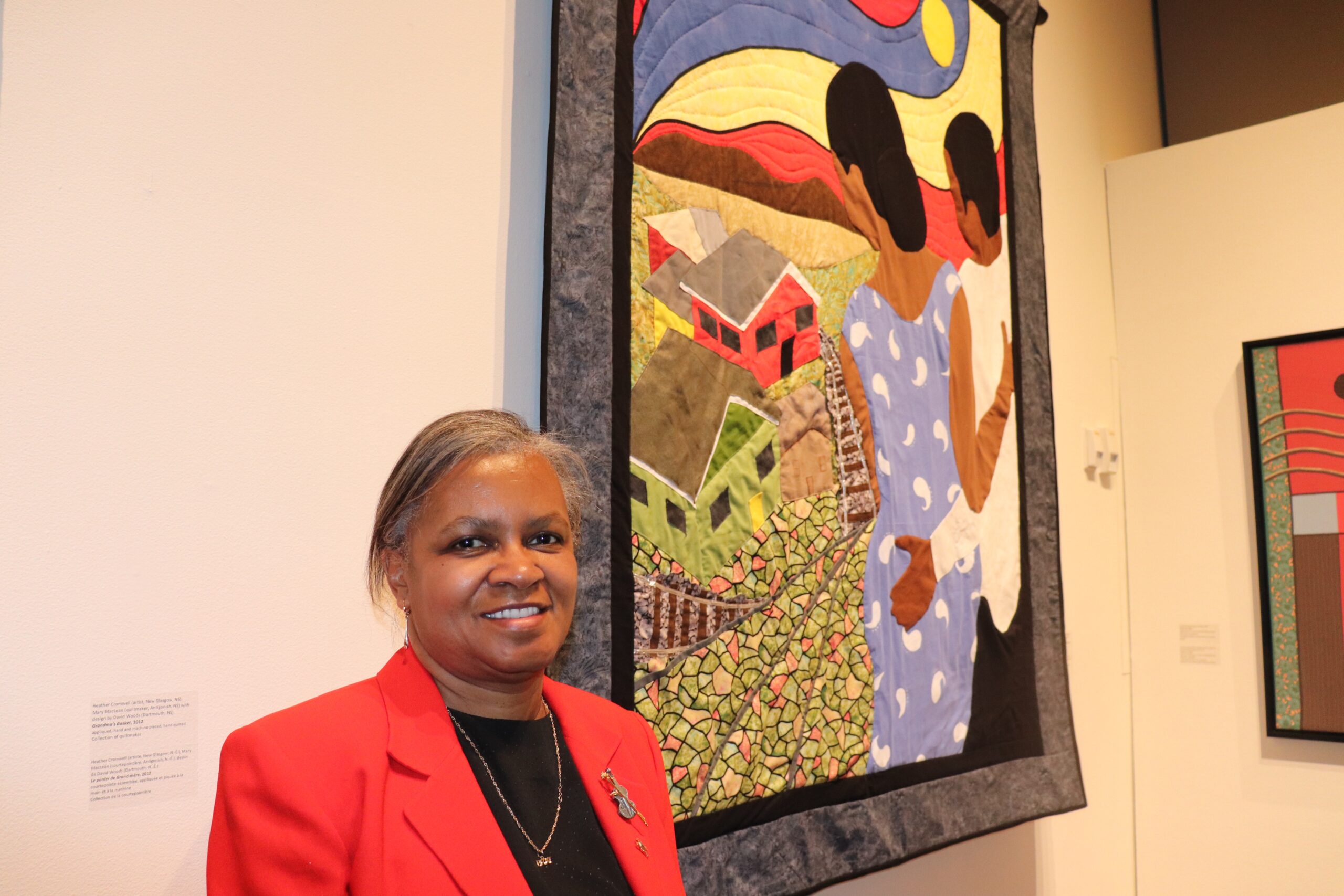 一位黑人女士在非洲新斯科舍被子前摆姿势