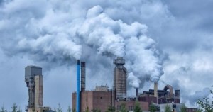 灰色的日子里，烟囱里冒出滚滚浓烟