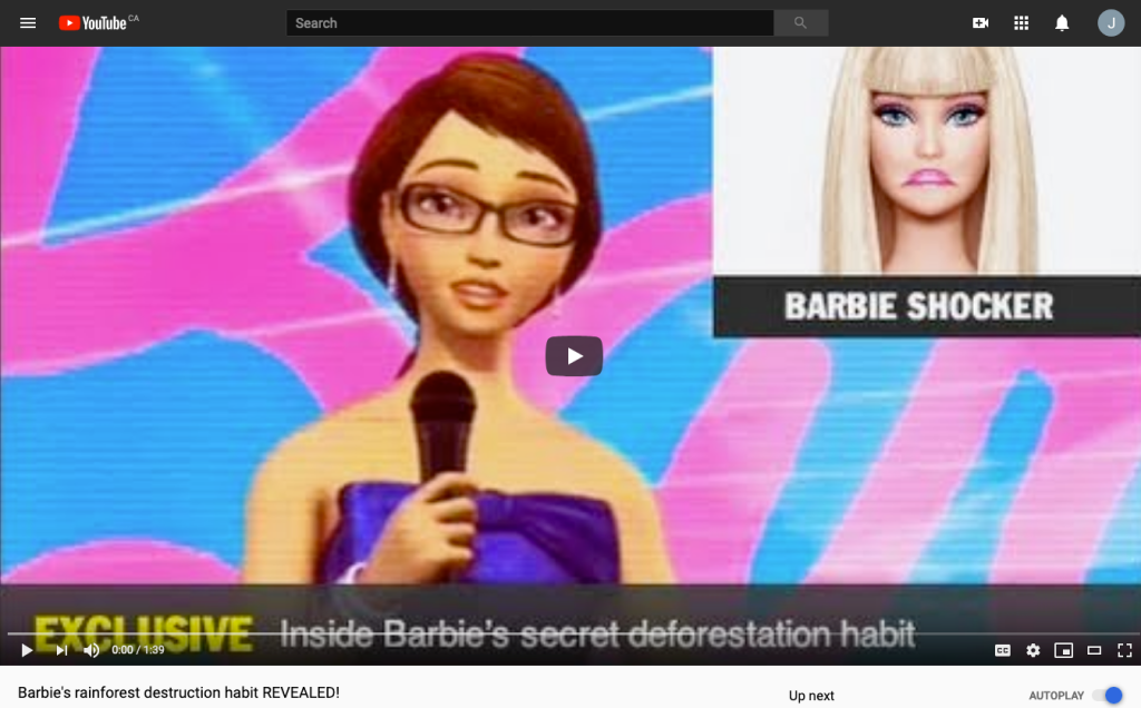 这是一个模拟广告的截图，上面是一个皱着眉头的“芭比娃娃”，这是2011年绿色和平组织发起的一项运动的一部分，该运动要求美泰停止采购绿色和平组织所称的因APP砍伐森林而导致的包装纤维的非法采购。