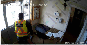 一名身穿亮黄色背心的警察在一栋大楼里