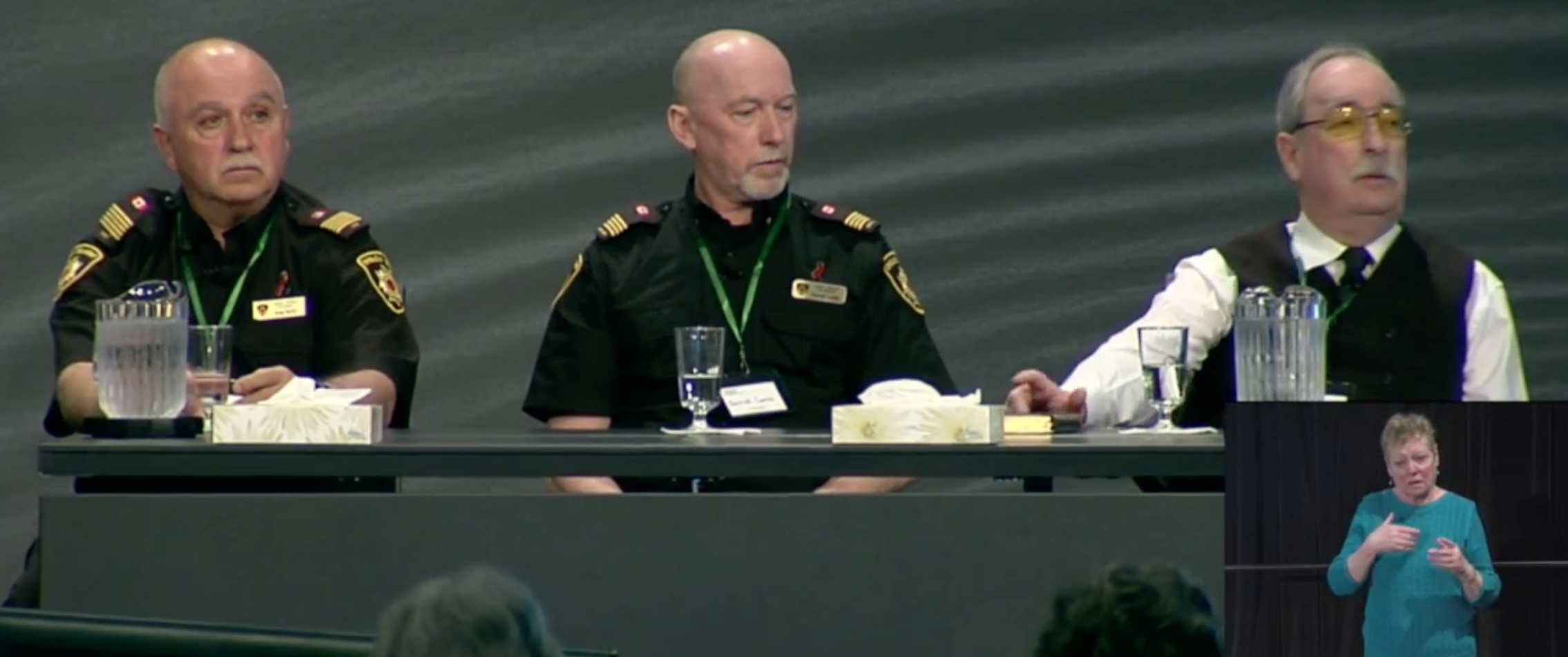 三个男人坐在一张桌子旁