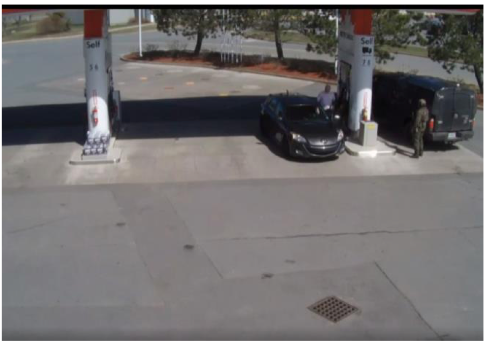 两个男人在加油站