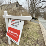 红色和白色待售标志在住宅街道上